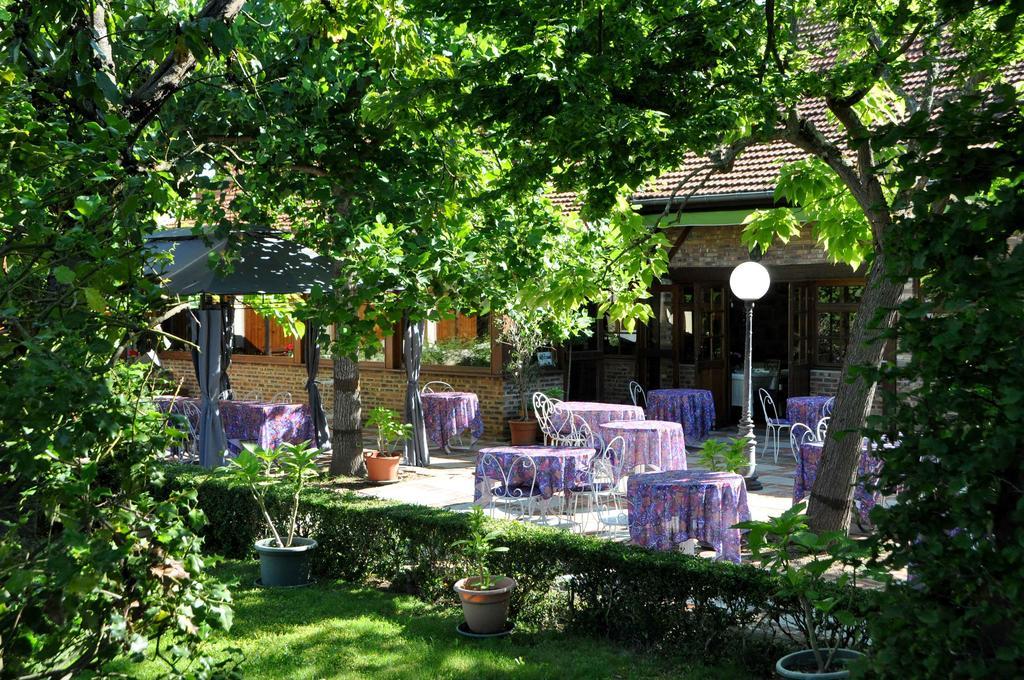 Logis Hotel Le Dahu Parigny  Luaran gambar